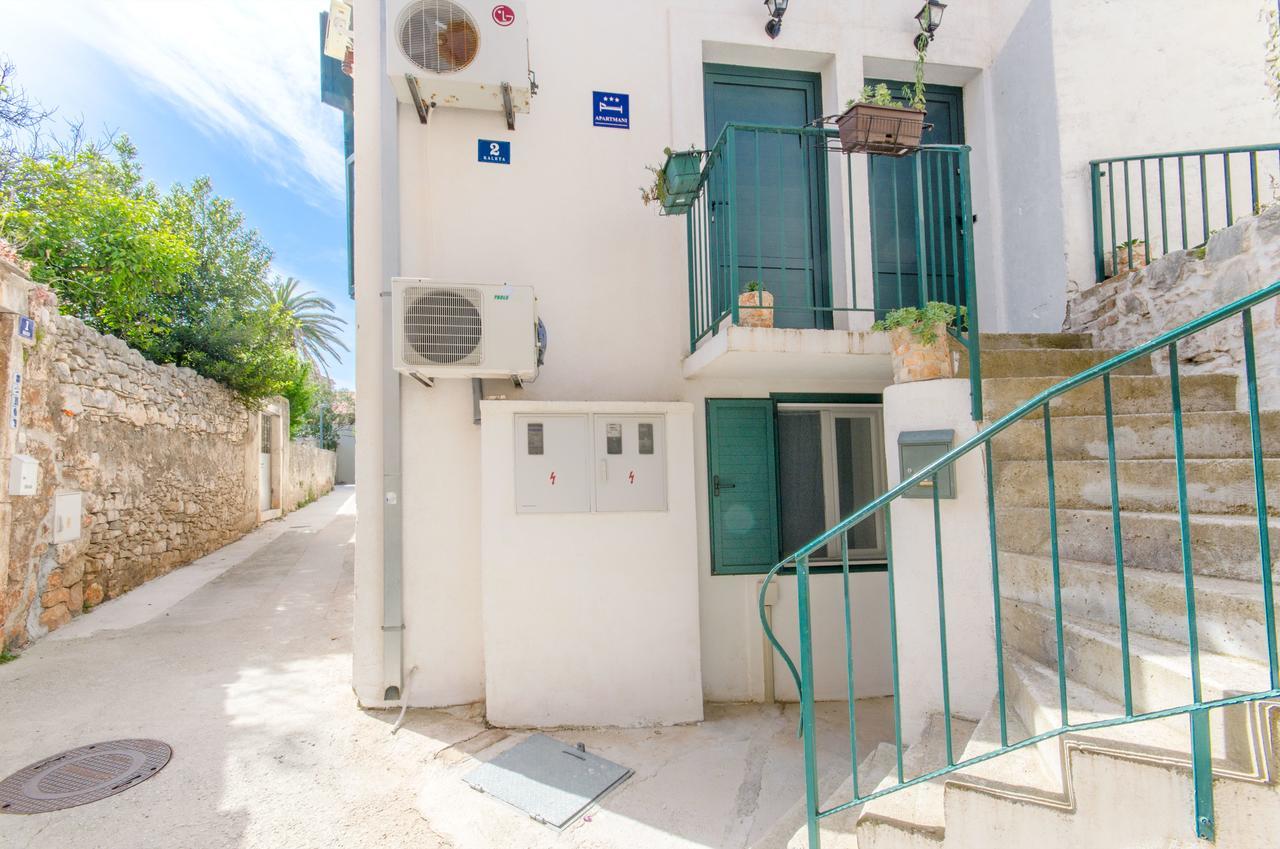 Apartments Sandra In The Historical Center Of The City Supetar Extérieur photo
